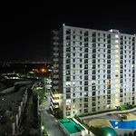 Mak\'Z Condo Place