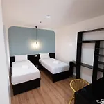 Beds & Friends Hostel Mactan With Pool And Bar