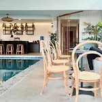 Beds & Friends Hostel Mactan With Pool And Bar