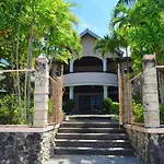 Private Beachfront Accommodation With Ocean View And Direct Reef Access