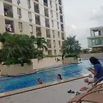 Mak\'Z Condo Place