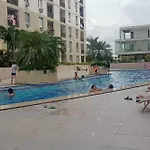 Mak\'Z Condo Place