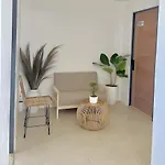 New Modern Suite Near Airport & Beach