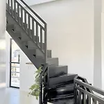 New Modern Suite Near Airport & Beach