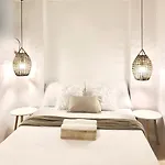 New Modern Suite Near Beach & Airport