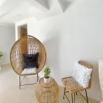 New Modern Suite Near Airport & Beach