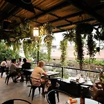 Murals Hostel And Cafe