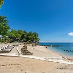 Omp 17J-T1, Seaview, Beach, Pool Access,Near Airport, Fast Wi-Fi, Netflix