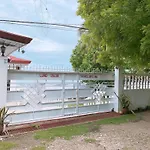Luna Oslob Travellers Inn - Beach Front