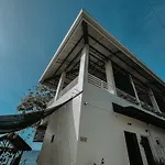 Gloria\'S Beach House