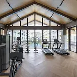 Amani 729, 3 Minutes To Airport,With Gym & Pool,100Mbps Wifi,Free Netflix