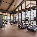 Amani 606B Near Airport, Mall, Free Pool, Gym, Netflix, 200 Mbps Wi-Fi