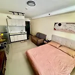 Spacious Condo Unit With Balcony