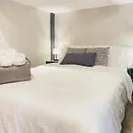 Group-Friendly Stay, Minutes From The Airport