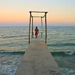 Giswold-Lagunde Beach Resort