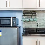Chic Condo With Pool Near Airport-2 To 7 Guest
