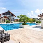 Chic Condo With Pool Near Airport-2 To 7 Guest