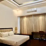 Stylish Luxury Penthouse With 3Br, Wifi, Gym, Across Malls
