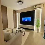 New Modern Pool Front Condo Near It Park