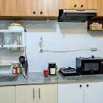 King Bed, Big Kitchen, Fast Wifi, Near Airport