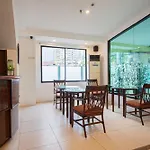 Oyo 210 Apple Tree Suites