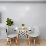 Furnished Studio In Cebu It Park With Wifi, Netflix And Pool Access