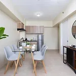 Furnished 1-Bedroom In Avida Towers Riala, Cebu It Park With Fast Wifi, Netflix, Pool And More