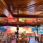 Coucou Bar Hotel And Restaurant