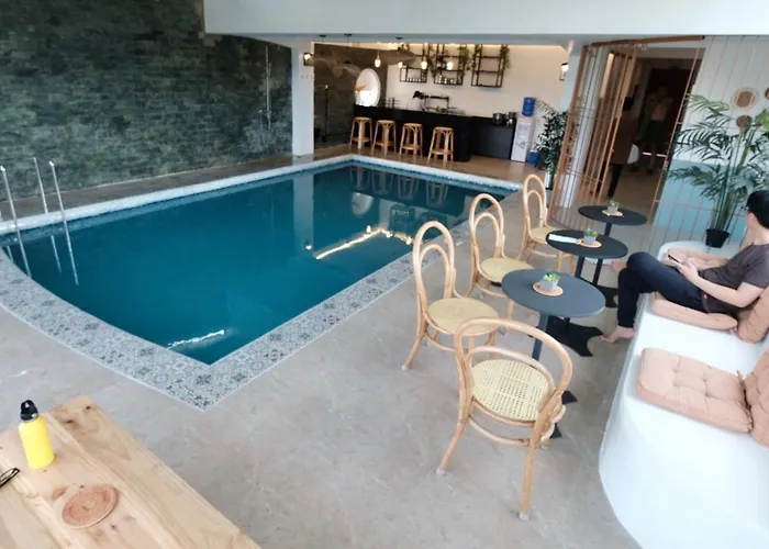 Beds & Friends Hostel Mactan With Pool And Bar