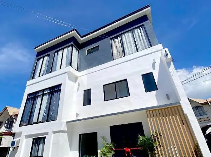 New Modern Suite Near Airport & Beach