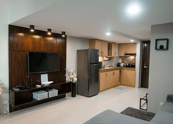 Renovated - City Center - Pool Access - 2 A/Cs