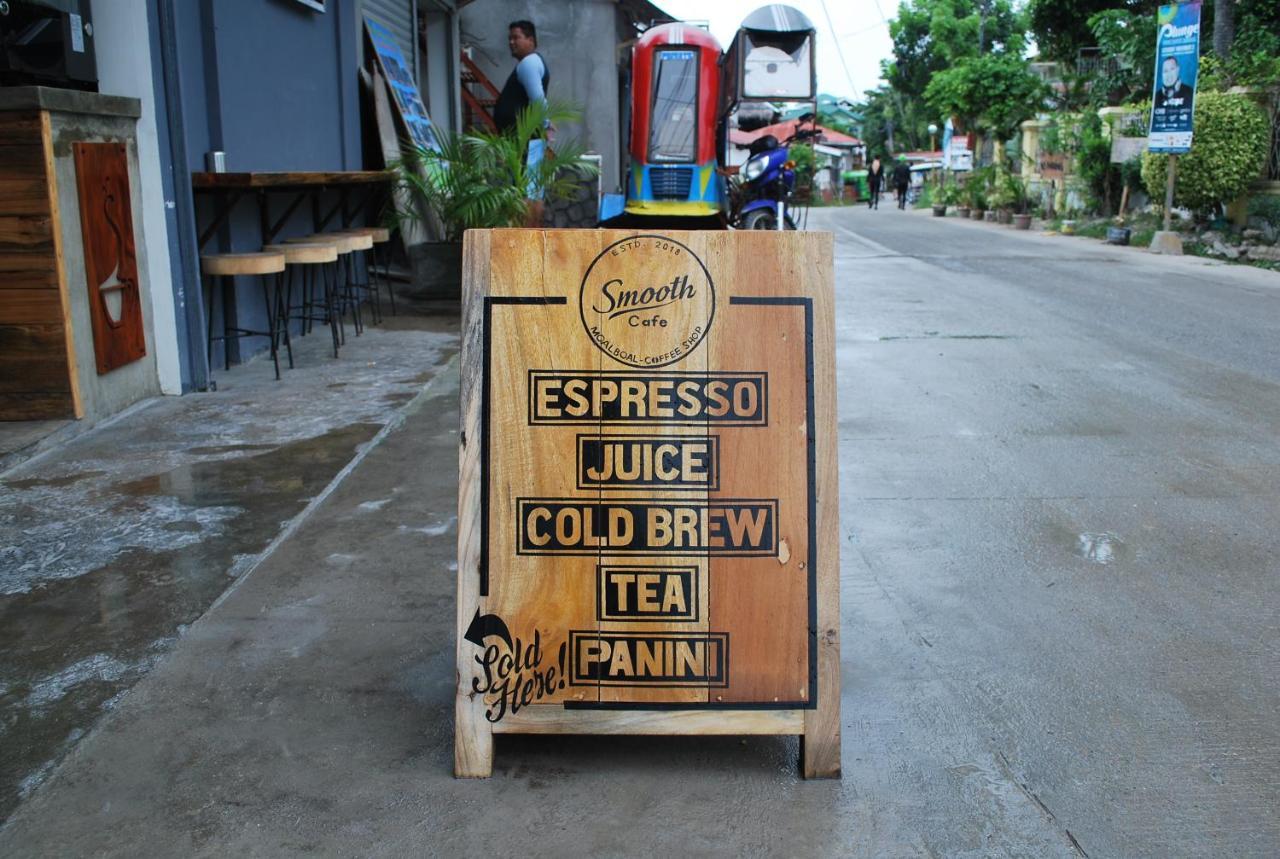Smooth Cafe, Cocktail Bar & Hostel Moalboal