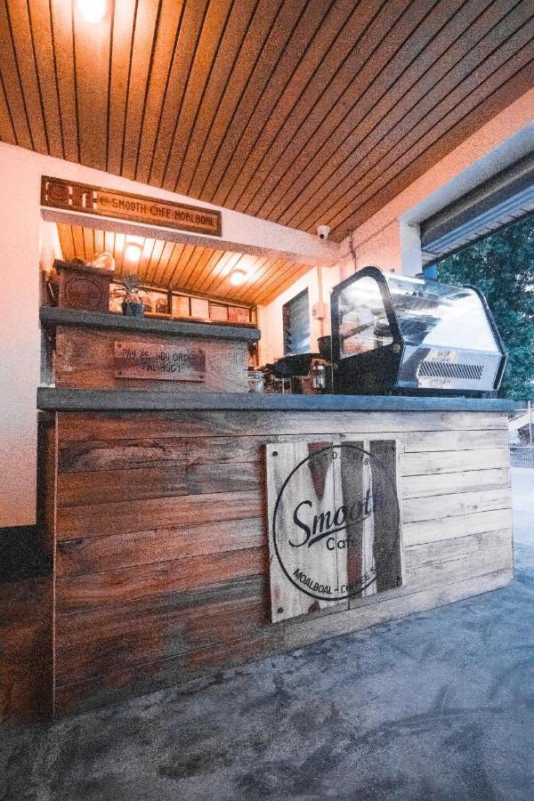 Smooth Cafe, Cocktail Bar & *