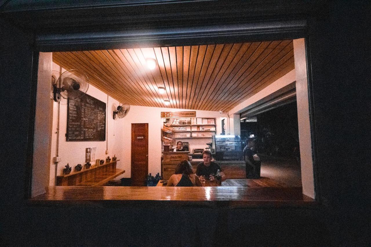 Hostel Smooth Cafe, Cocktail Bar &