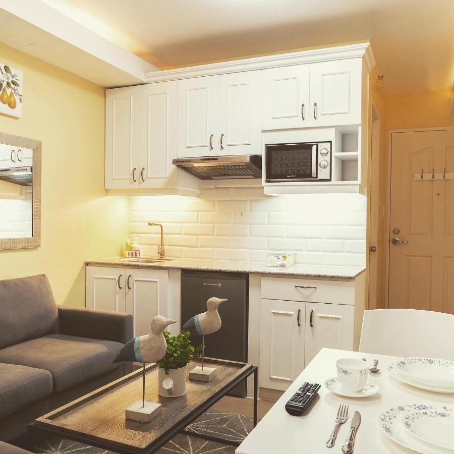 Avida Towers 518, Queen Bed, Netflix 50in Smart Tv Apartment