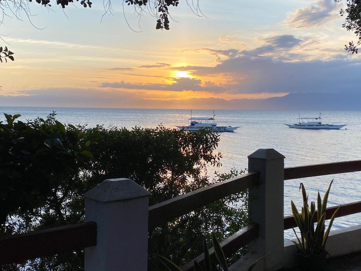 Resort Pescador View - Beachfront & By The Ocean Hostels & Restaurant Moalboal Moalboal
