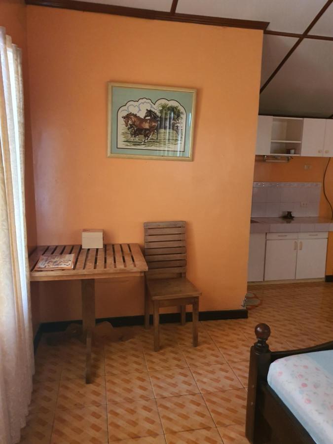 L & M Hearthstones Inn