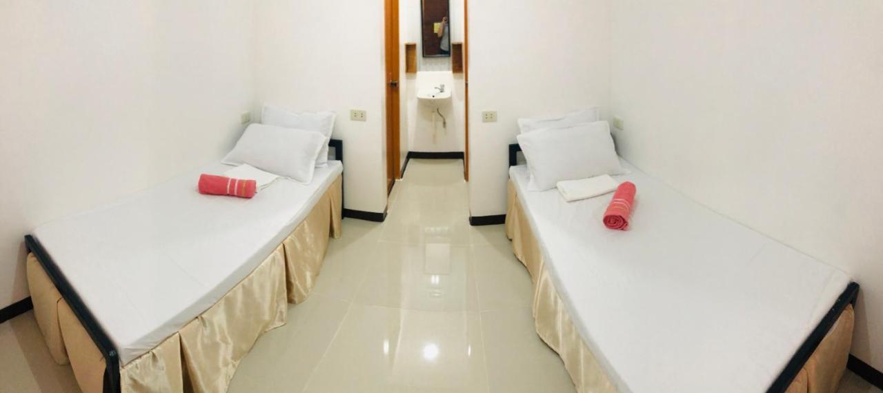 Lr And Cafe Hostel
