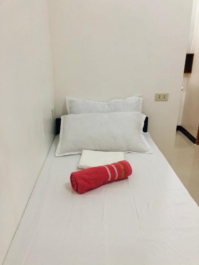 Hostel Lr And Cafe Moalboal