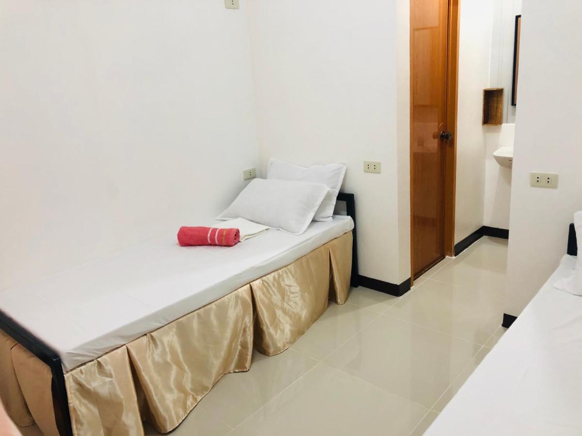 Lr And Cafe Hostel Moalboal