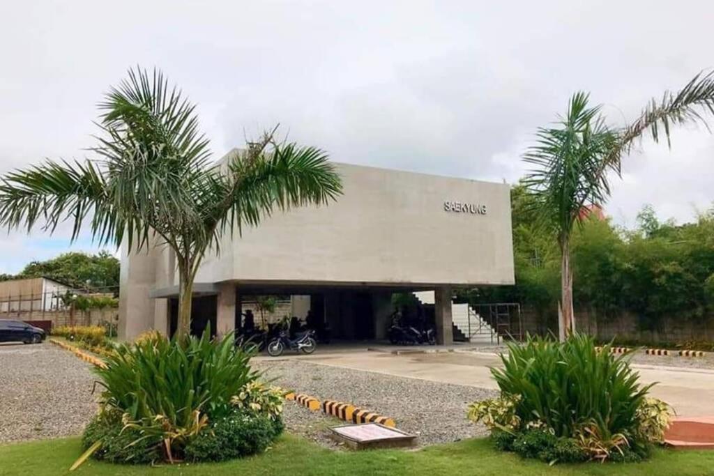 Cozy Unit Near Mactan Airport Furnish With Wifi, Netflix, Pool