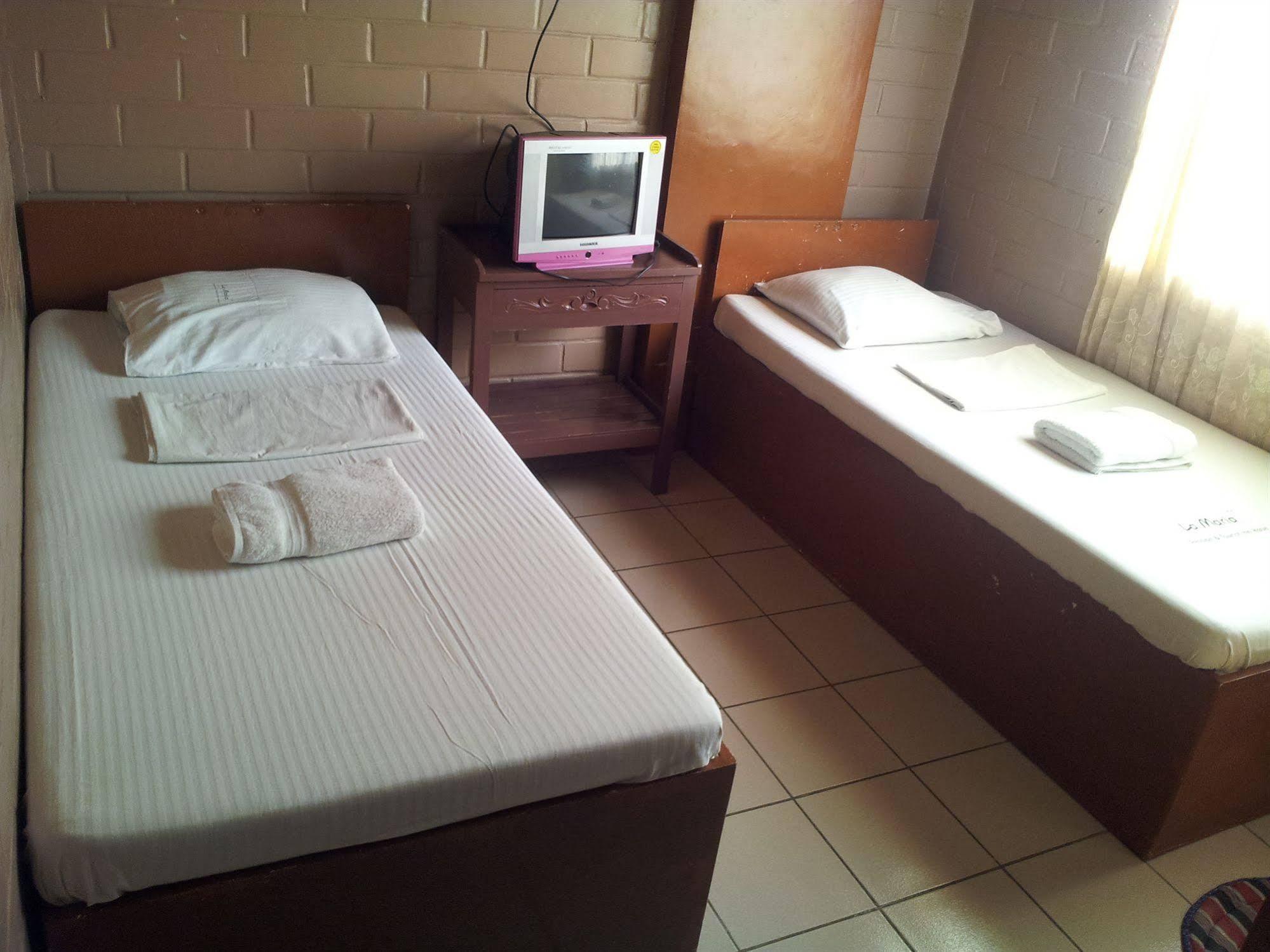 Reddoorz At La Maria And Tourist 3*