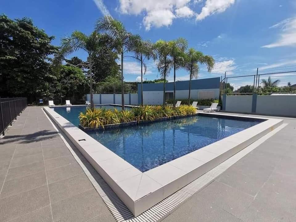 Cozy Unit Near Mactan Airport Furnish With Wifi, Netflix, Pool *