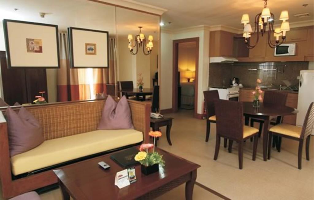 Crown Regency Mactan Hotel 4*