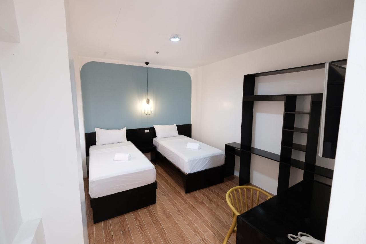 Beds & Friends Mactan With Pool And Bar Bed & Breakfast