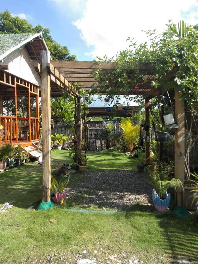 Hostel Titanic's Nipa Hut Moalboal