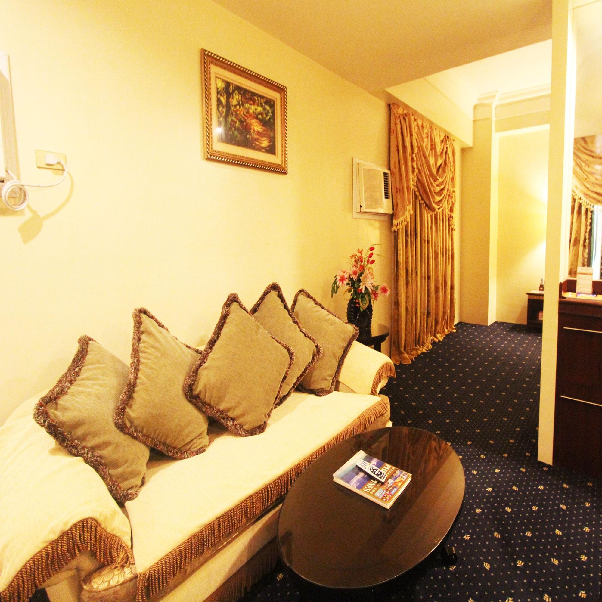 Hotel Sarrosa International And Residential