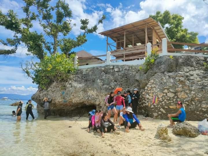 Pescador View - Beachfront & By The Ocean Hostels & Restaurant Moalboal Resort *