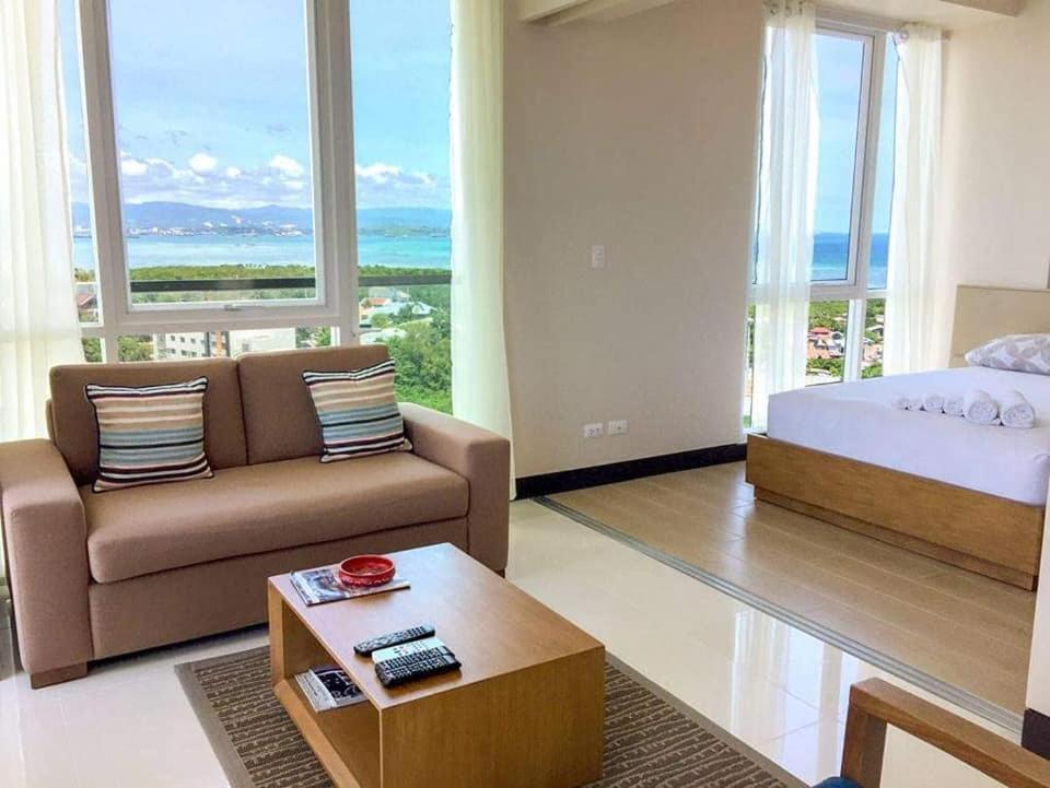 Mactan Newtown With Pool Access Apartment