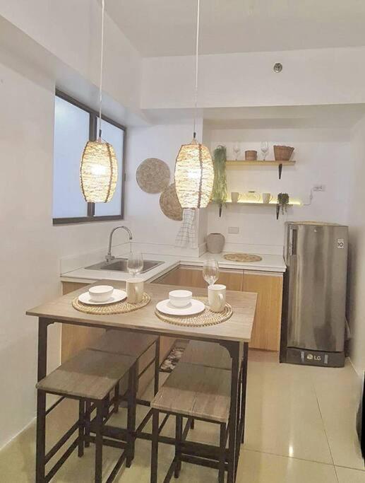 New Luxury With Pool And Netflix Near Airport Apartment *